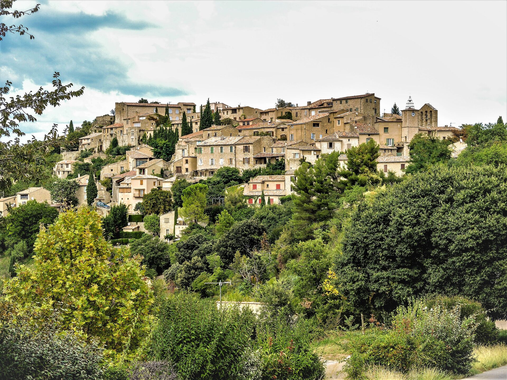 Vue panoramique du village de Lurs
